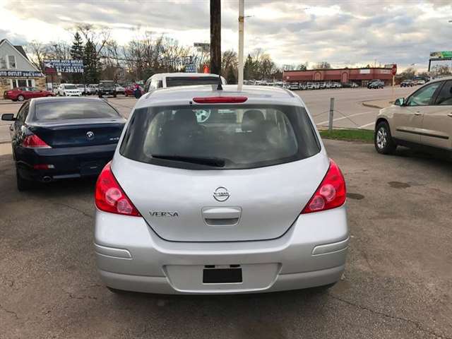 2011 Nissan Versa 1.8 S 4dr Hatchback 4A